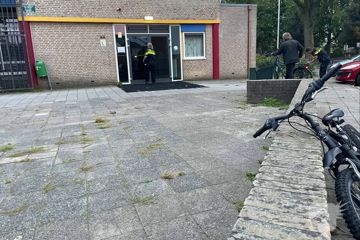 Persoon valt van dak van leegstaande RK basisschool Dr Ariëns