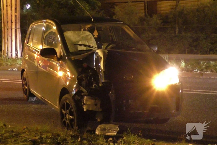 Auto botst tegen lantaarnpaal aan