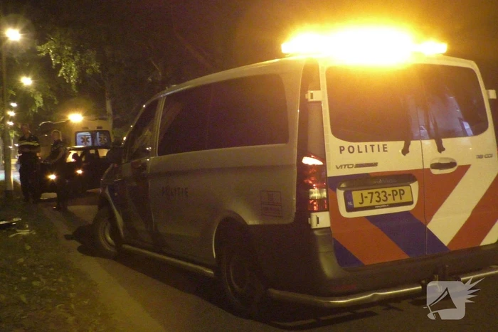 Auto botst tegen lantaarnpaal aan