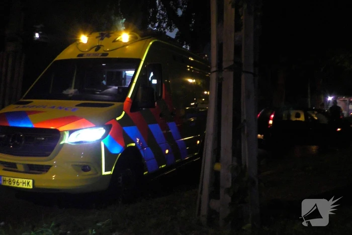 Auto botst tegen lantaarnpaal aan