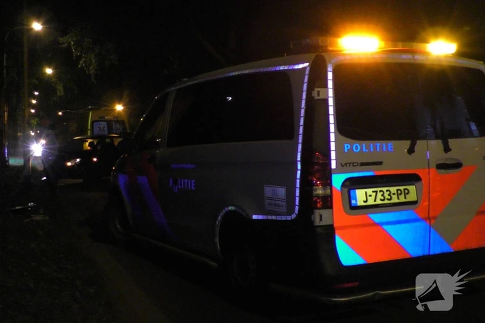 Auto botst tegen lantaarnpaal aan