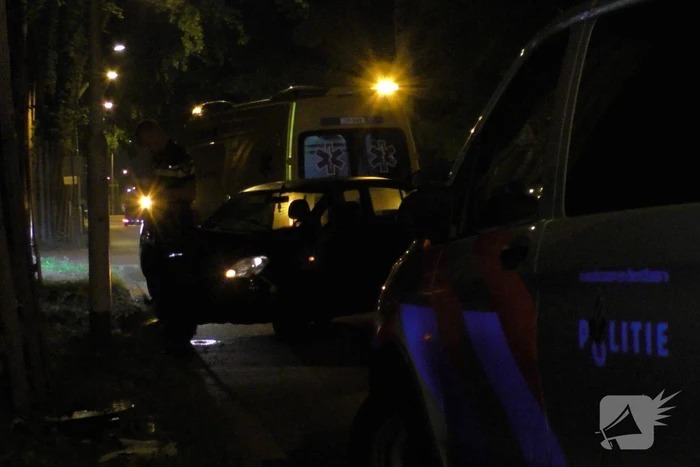 Auto botst tegen lantaarnpaal aan