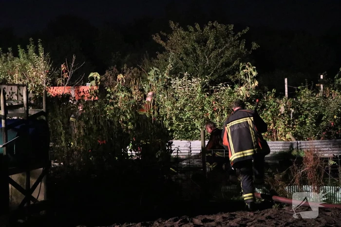 Tuinhuisje in vlammen opgegaan