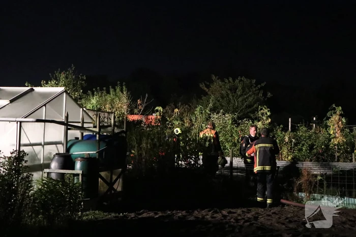 Tuinhuisje in vlammen opgegaan