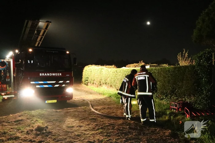 Tuinhuisje in vlammen opgegaan