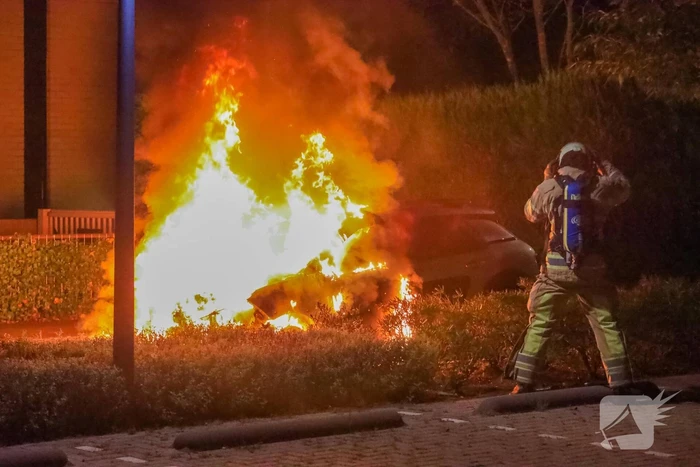 Brand in motorcompartiment van auto