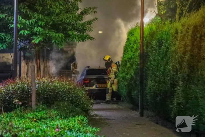 Brand in motorcompartiment van auto