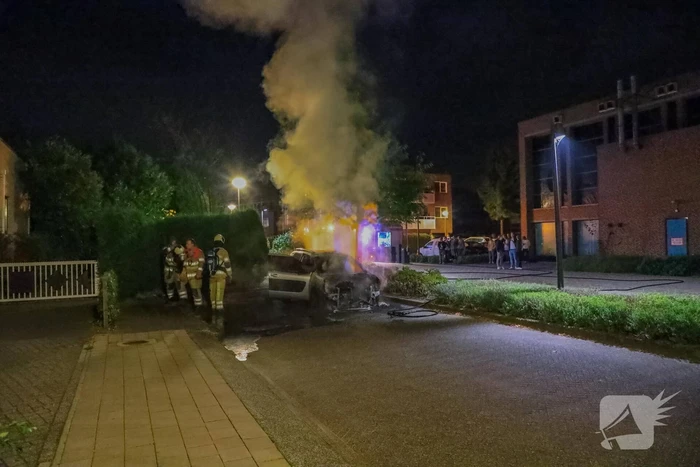 Brand in motorcompartiment van auto