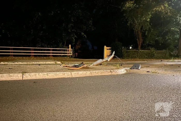 Auto op zijn kop tot stilstand na botsing tegen paal