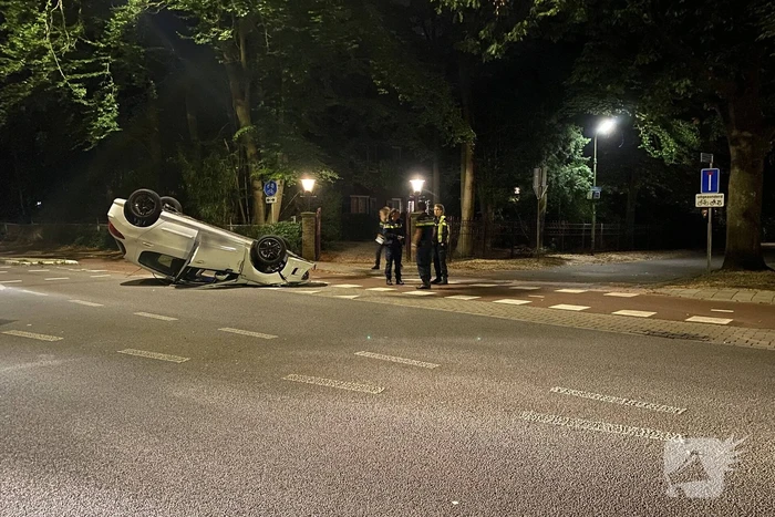 Auto op zijn kop tot stilstand na botsing tegen paal