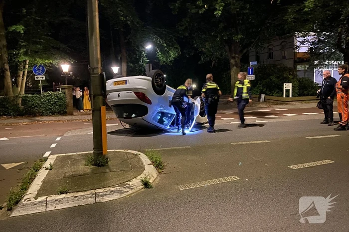 Auto op zijn kop tot stilstand na botsing tegen paal