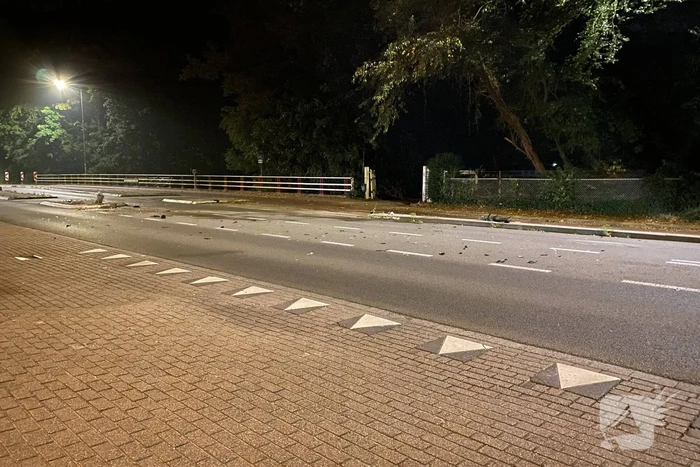 Auto op zijn kop tot stilstand na botsing tegen paal