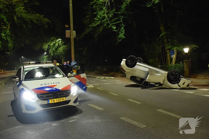 Auto op zijn kop tot stilstand na botsing tegen paal