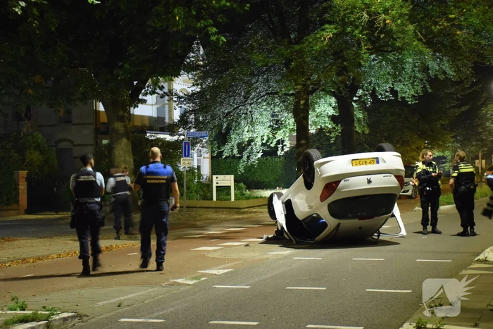 Auto op zijn kop tot stilstand na botsing tegen paal
