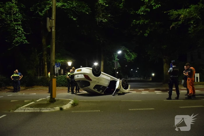 Auto op zijn kop tot stilstand na botsing tegen paal