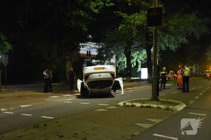Auto op zijn kop tot stilstand na botsing tegen paal