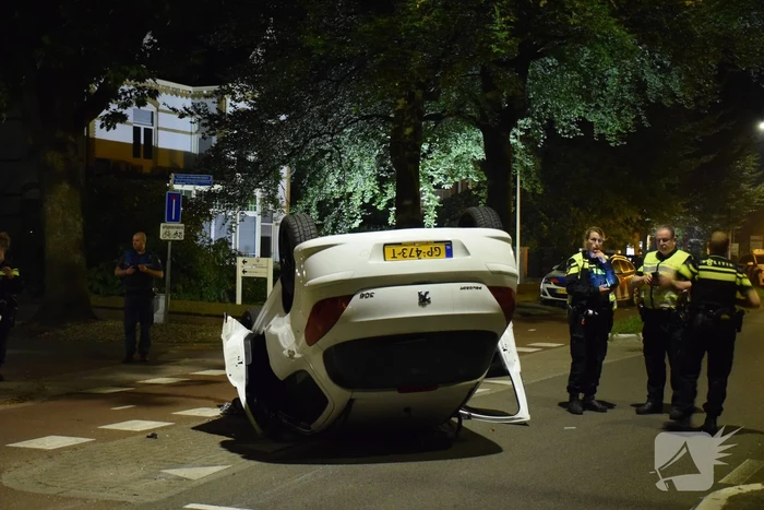 Auto op zijn kop tot stilstand na botsing tegen paal