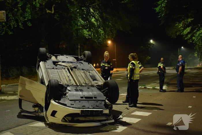 Auto op zijn kop tot stilstand na botsing tegen paal