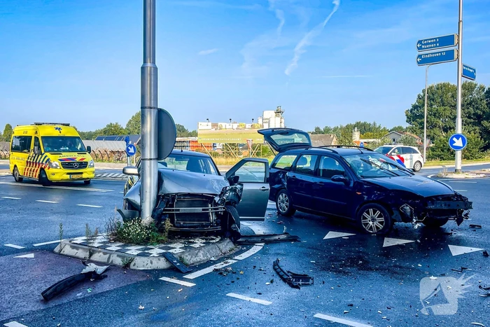 Hond gewond bij ongeval met twee auto's