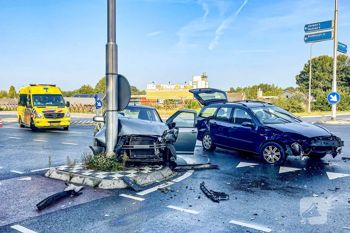 Hond gewond bij ongeval met twee auto's