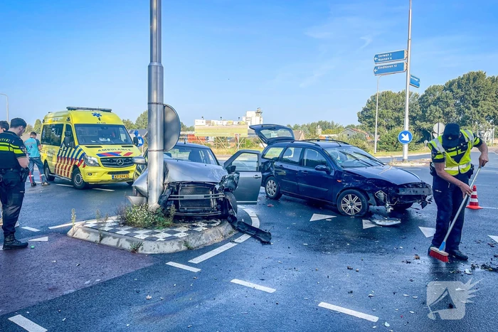 Hond gewond bij ongeval met twee auto's