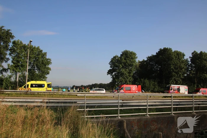 Hulpdiensten zoeken naar persoon in water