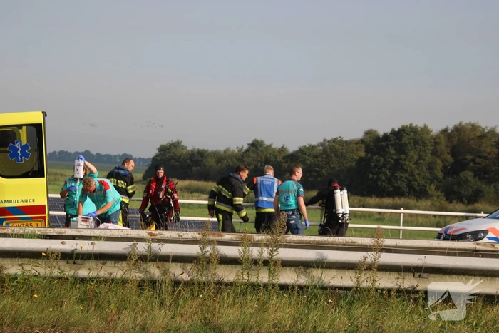 Hulpdiensten zoeken naar persoon in water