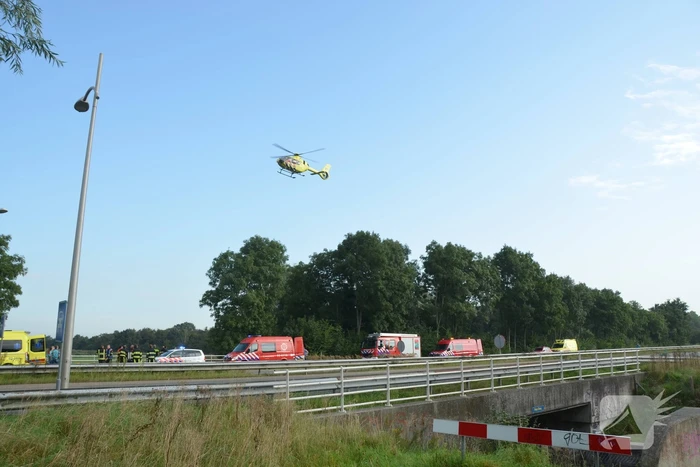 Hulpdiensten zoeken naar persoon in water