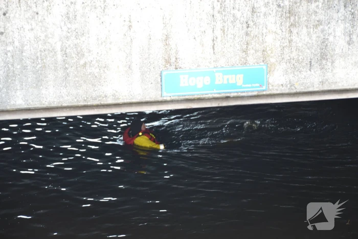 Hulpdiensten zoeken naar persoon in water