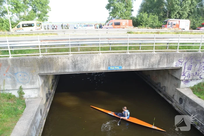 Hulpdiensten zoeken naar persoon in water