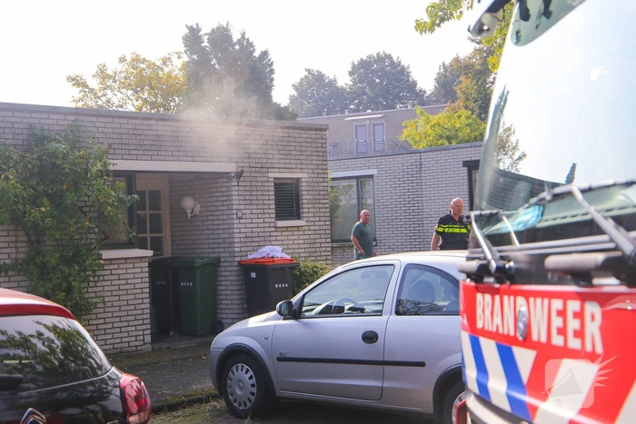 Bewoonster ademt rook in door brand in woning