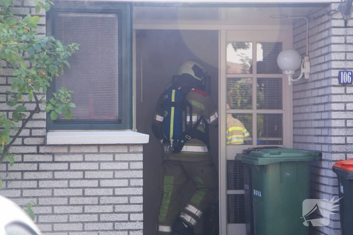 Bewoonster ademt rook in door brand in woning