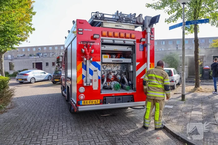 Bewoonster ademt rook in door brand in woning