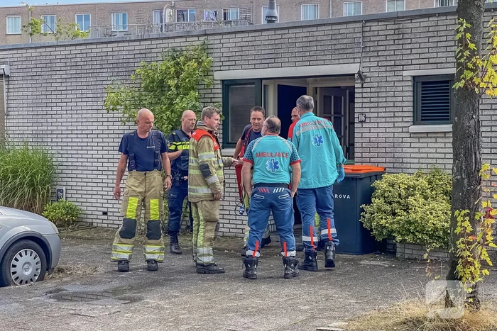 Bewoonster ademt rook in door brand in woning