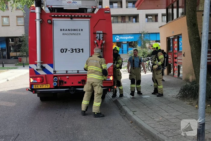 Brandweer blust brand in papiercontainer