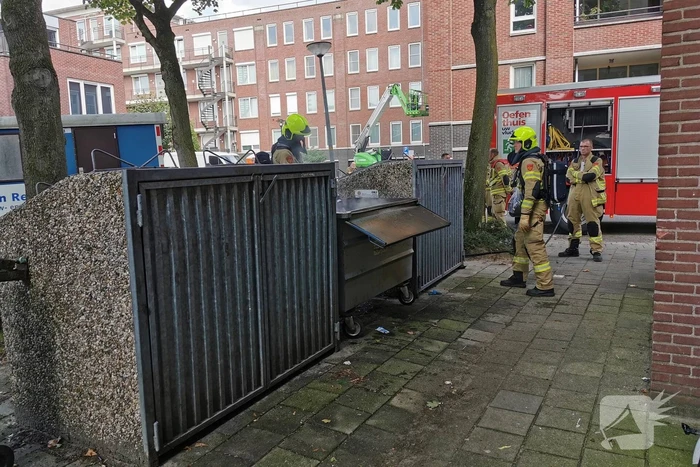 Brandweer blust brand in papiercontainer