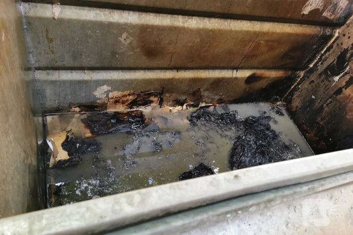 Brandweer blust brand in papiercontainer