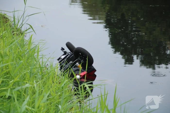 Bestuurder belandt met scootmobiel in het water