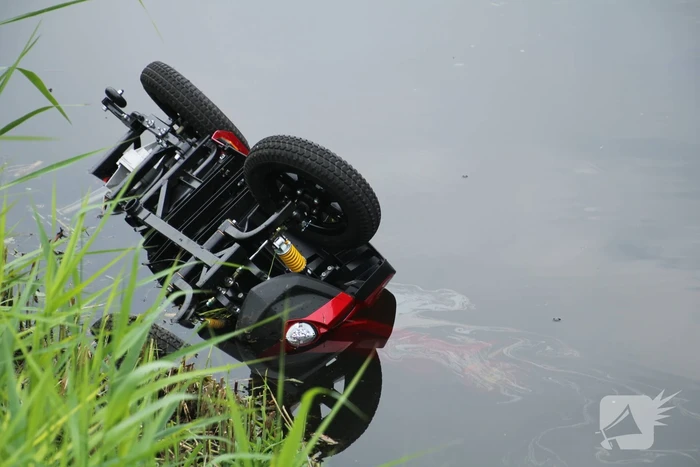 Bestuurder belandt met scootmobiel in het water