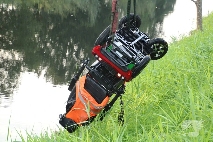 Bestuurder belandt met scootmobiel in het water