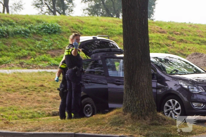 Agente steekt middelvinger op naar persfotograaf