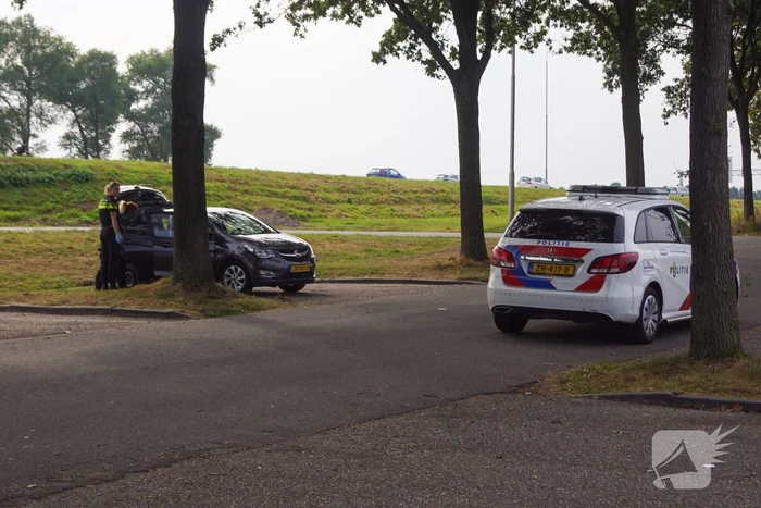 Agente steekt middelvinger op naar persfotograaf