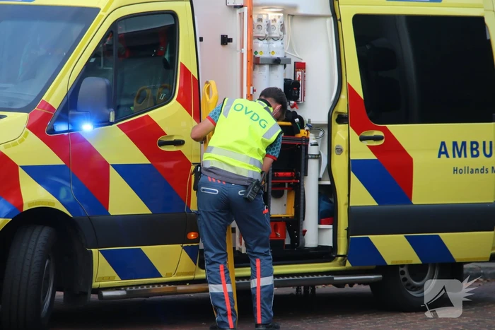 Persoon gewond na val van hoogte