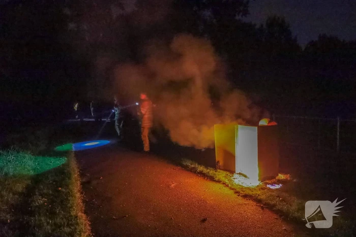 Brandweer blust brand in afvalcontainer