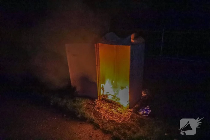 Brandweer blust brand in afvalcontainer