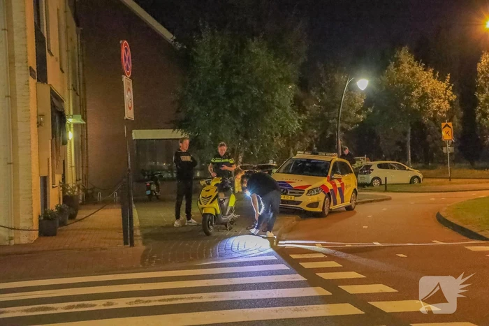 Botsing tussen personenauto en scooterrijder