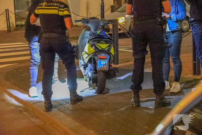 Botsing tussen personenauto en scooterrijder