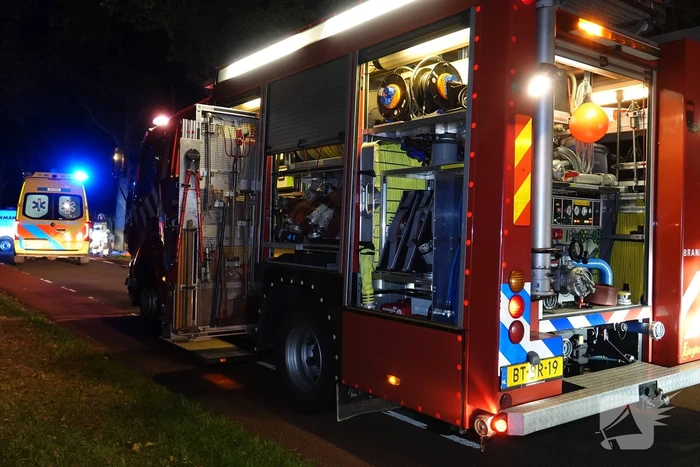 Fietser zwaargewond door botsing met bestelbus