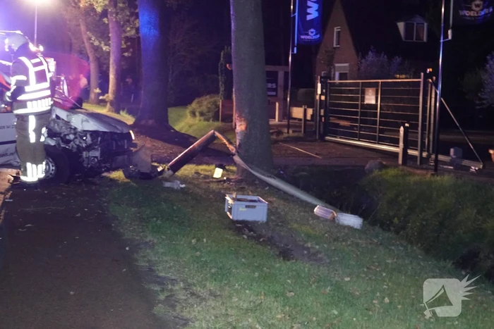 Fietser zwaargewond door botsing met bestelbus