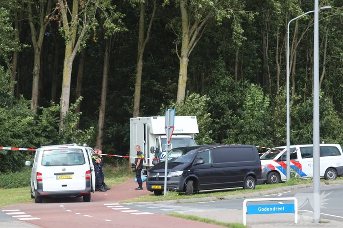 Overleden persoon aangetroffen in bosperceel